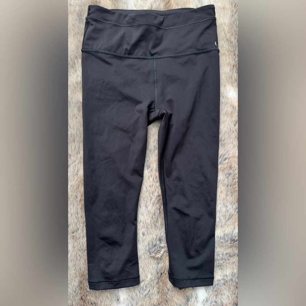 Athleta Women’s Classic Black Accelerate Crop Leggings-XS